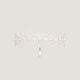 ALT's white Zoe garter, a product shot of the floral lace band set with pearls and a single pearl teardrop.